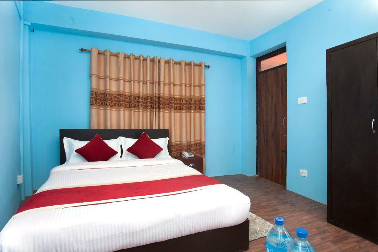 Hotel Crossroads Катманду Экстерьер фото