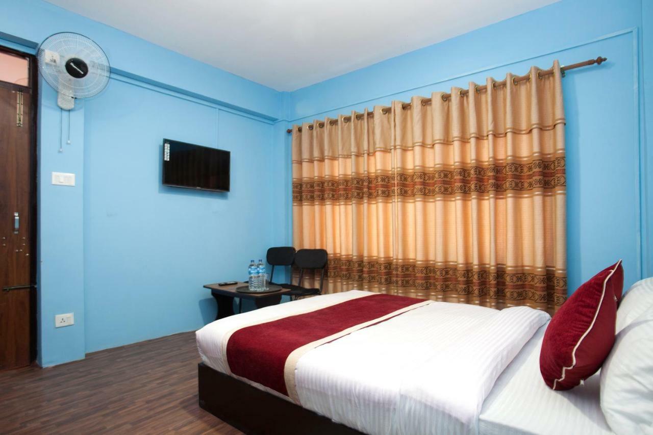 Hotel Crossroads Катманду Экстерьер фото