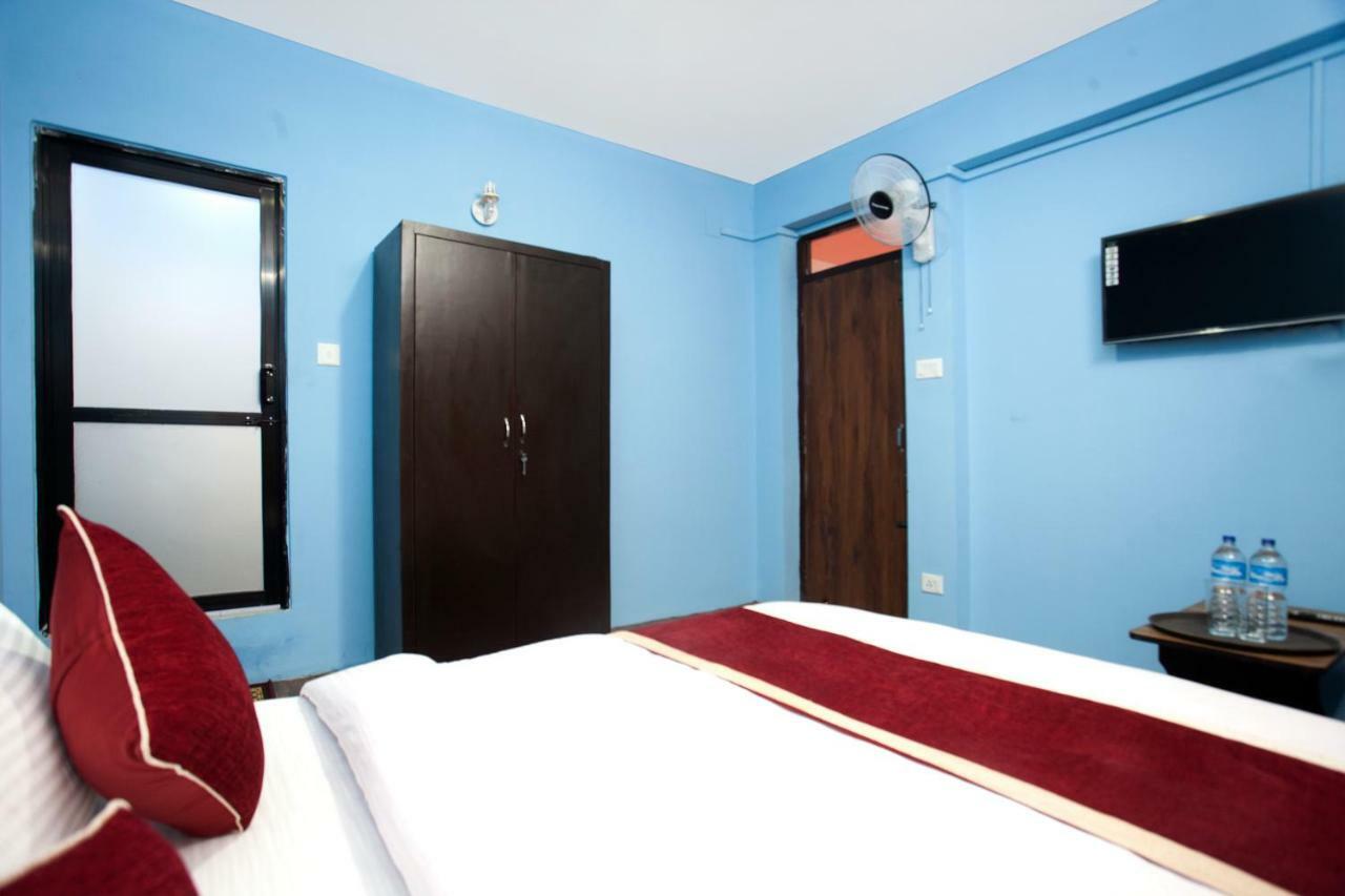 Hotel Crossroads Катманду Экстерьер фото