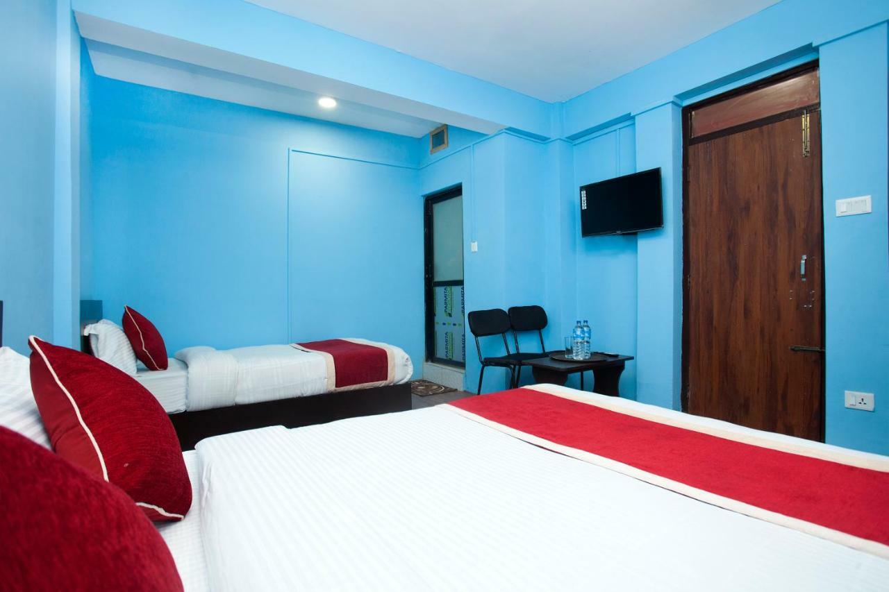 Hotel Crossroads Катманду Экстерьер фото