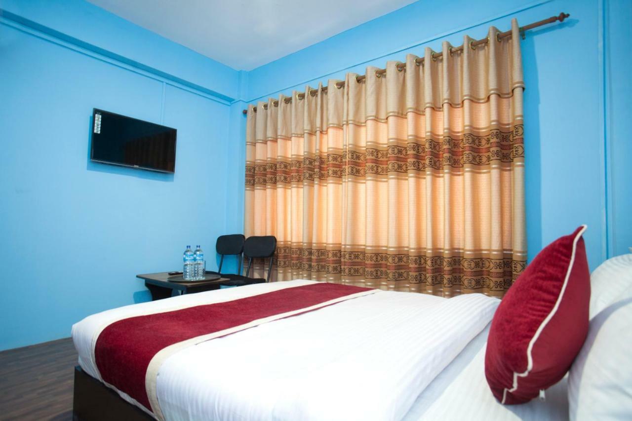 Hotel Crossroads Катманду Экстерьер фото